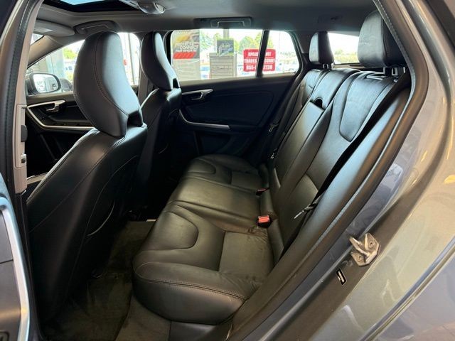 Volvo V60 Vehicle Full-screen Gallery Image 22