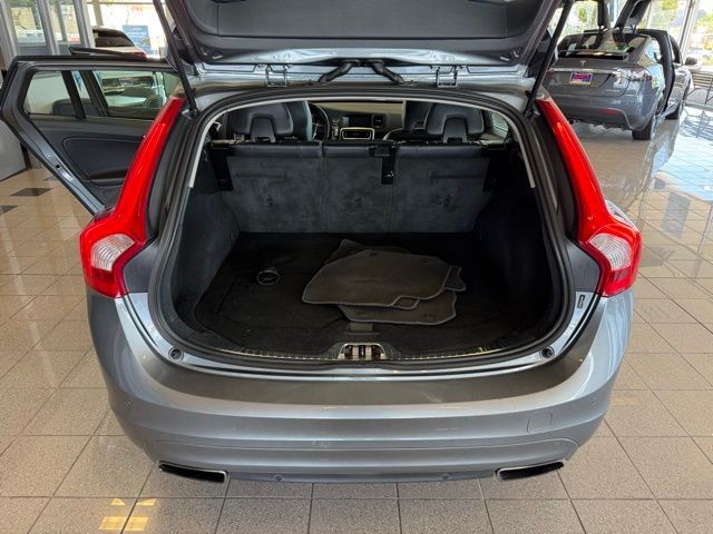 Volvo V60 Vehicle Full-screen Gallery Image 23