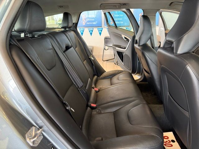 Volvo V60 Vehicle Full-screen Gallery Image 24