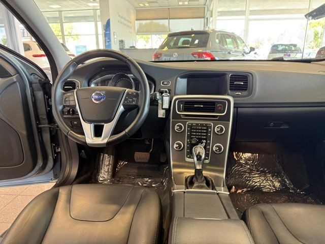 Volvo V60 Vehicle Full-screen Gallery Image 26