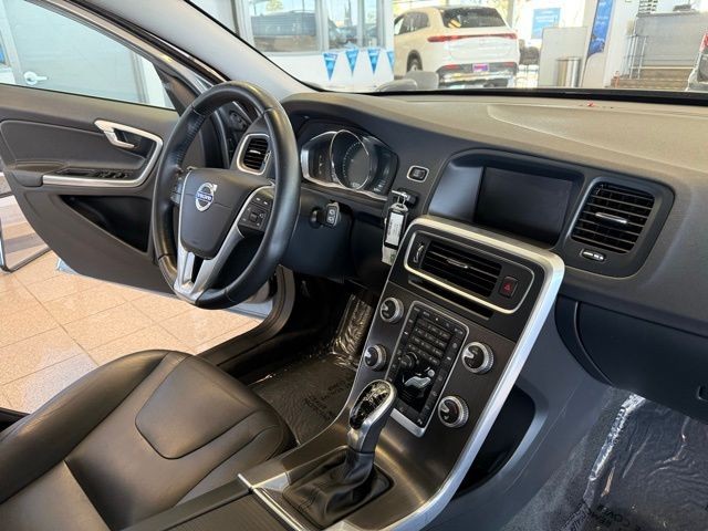 Volvo V60 Vehicle Full-screen Gallery Image 29