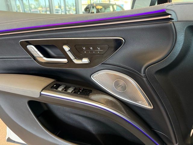Mercedes-Benz EQS Vehicle Full-screen Gallery Image 18