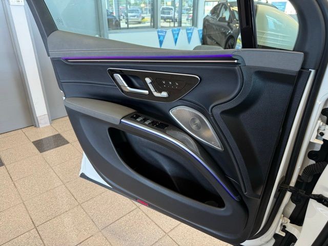Mercedes-Benz EQS Vehicle Full-screen Gallery Image 19