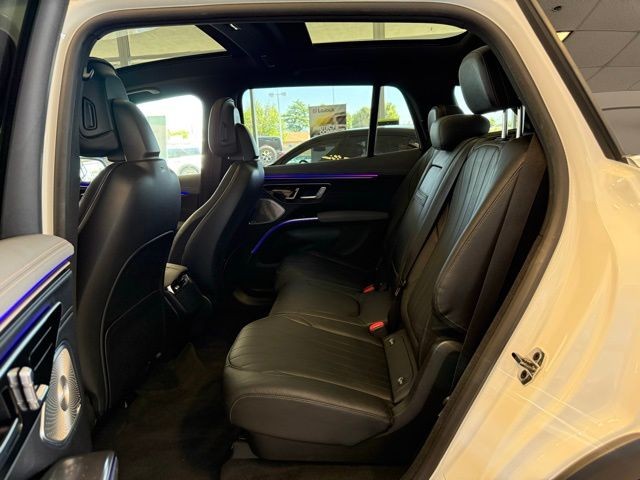 Mercedes-Benz EQS Vehicle Full-screen Gallery Image 21