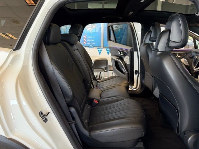 Mercedes-Benz EQS Vehicle Full-screen Gallery Image 23