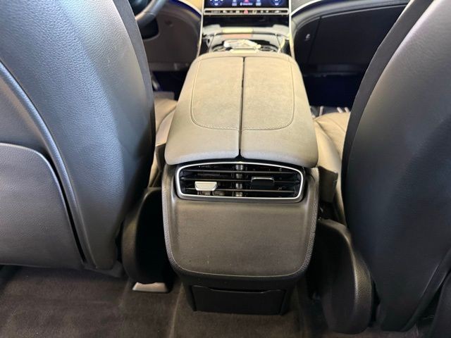 Mercedes-Benz EQS Vehicle Full-screen Gallery Image 24