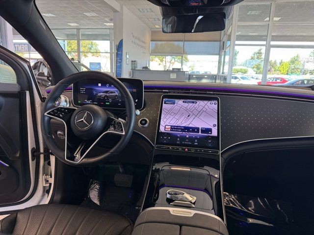 Mercedes-Benz EQS Vehicle Full-screen Gallery Image 25