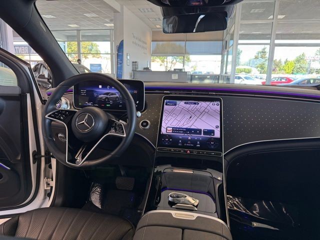 Mercedes-Benz EQS Vehicle Full-screen Gallery Image 26
