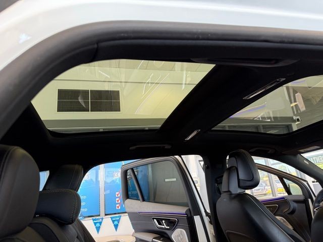 Mercedes-Benz EQS Vehicle Full-screen Gallery Image 29