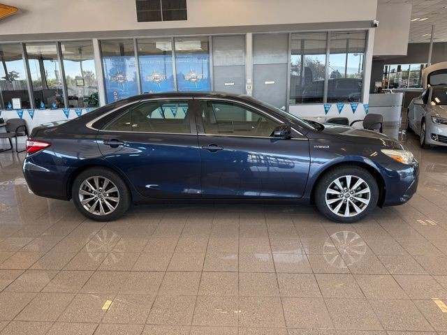 Toyota Camry Hybrid Vehicle Full-screen Gallery Image 02