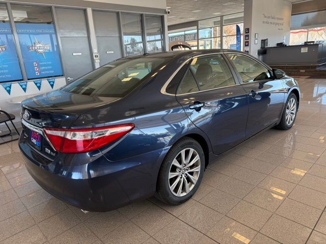 Toyota Camry Hybrid Vehicle Full-screen Gallery Image 03