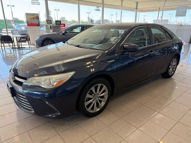 Toyota Camry Hybrid Vehicle Full-screen Gallery Image 06