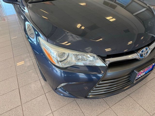 Toyota Camry Hybrid Vehicle Full-screen Gallery Image 08