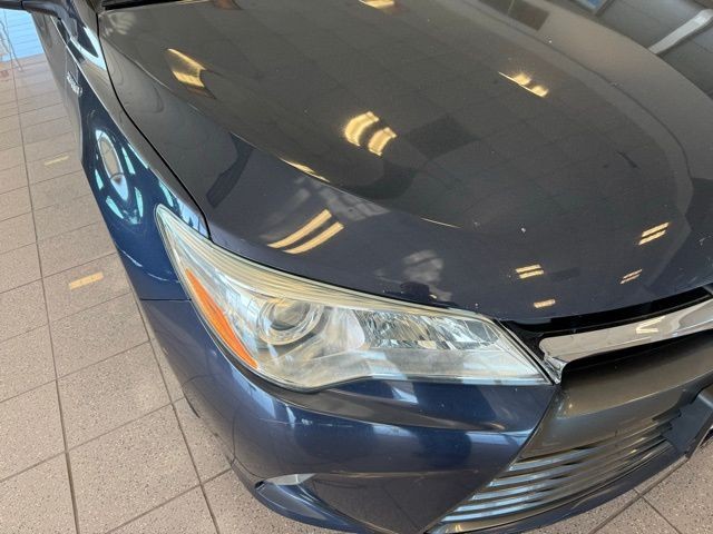 Toyota Camry Hybrid Vehicle Full-screen Gallery Image 09