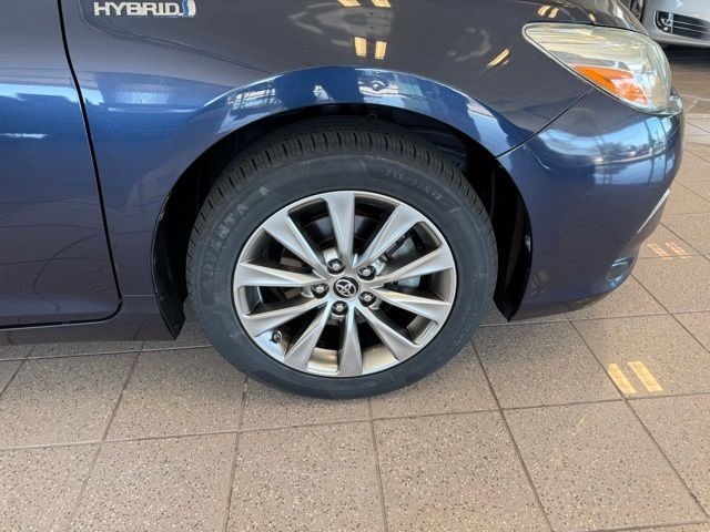 Toyota Camry Hybrid Vehicle Full-screen Gallery Image 10