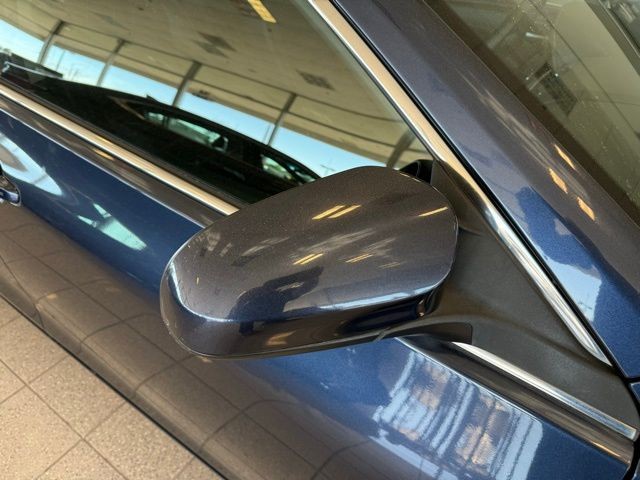 Toyota Camry Hybrid Vehicle Full-screen Gallery Image 11