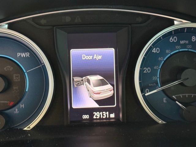 Toyota Camry Hybrid Vehicle Full-screen Gallery Image 12