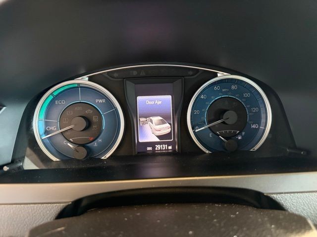 Toyota Camry Hybrid Vehicle Full-screen Gallery Image 13