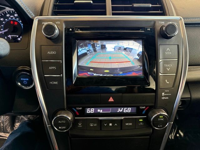 Toyota Camry Hybrid Vehicle Full-screen Gallery Image 14