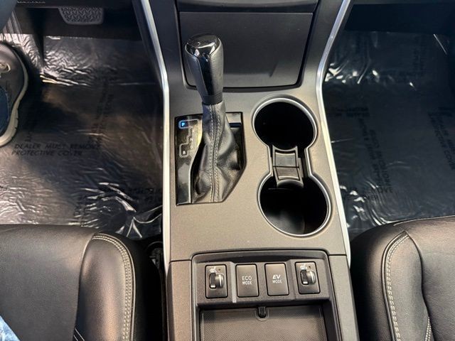 Toyota Camry Hybrid Vehicle Full-screen Gallery Image 15