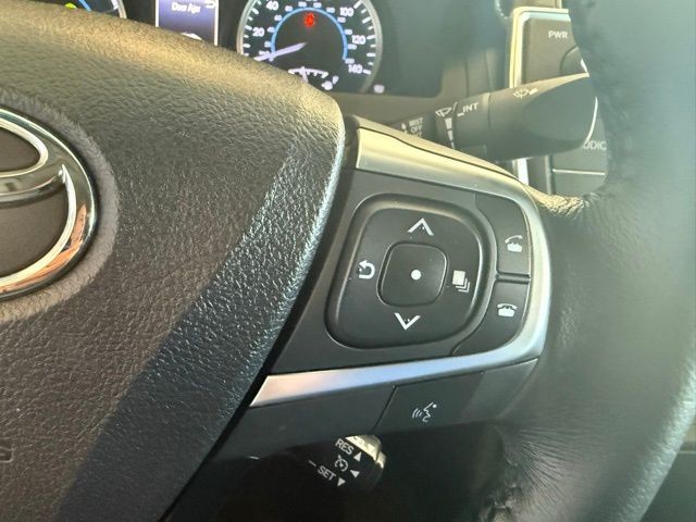 Toyota Camry Hybrid Vehicle Full-screen Gallery Image 16