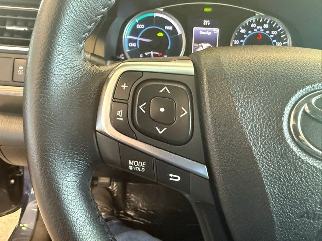 Toyota Camry Hybrid Vehicle Full-screen Gallery Image 17