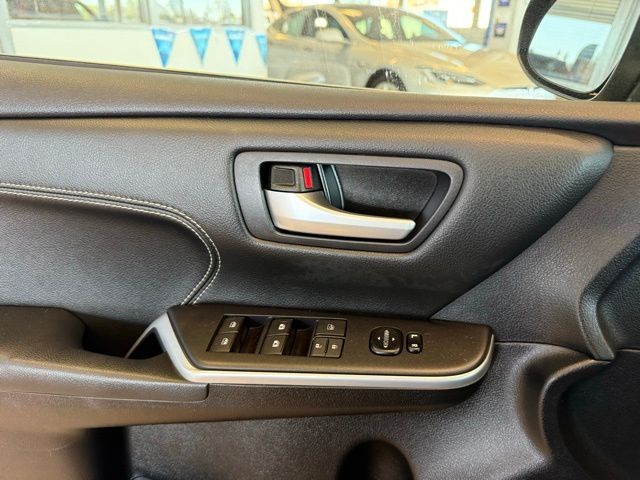 Toyota Camry Hybrid Vehicle Full-screen Gallery Image 18