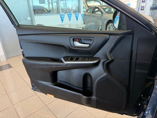 Toyota Camry Hybrid Vehicle Full-screen Gallery Image 19