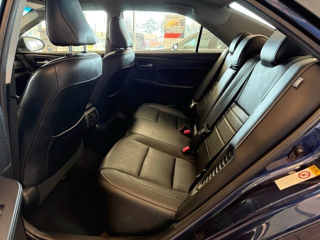 Toyota Camry Hybrid Vehicle Full-screen Gallery Image 20