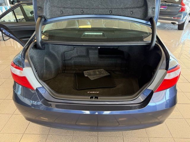 Toyota Camry Hybrid Vehicle Full-screen Gallery Image 21