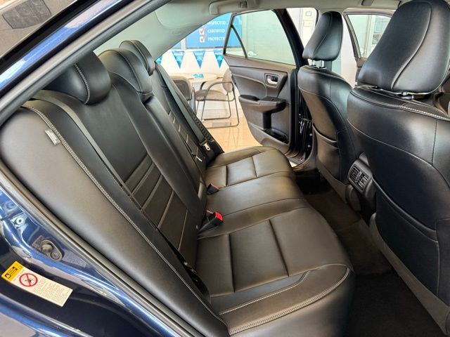 Toyota Camry Hybrid Vehicle Full-screen Gallery Image 22