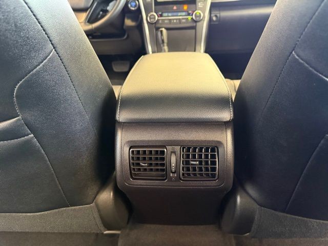 Toyota Camry Hybrid Vehicle Full-screen Gallery Image 23