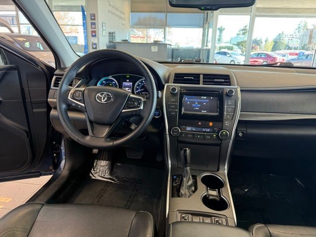 Toyota Camry Hybrid Vehicle Full-screen Gallery Image 24