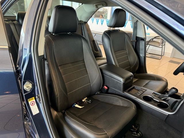 Toyota Camry Hybrid Vehicle Full-screen Gallery Image 25