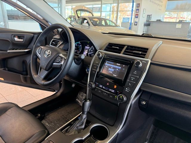 Toyota Camry Hybrid Vehicle Full-screen Gallery Image 26