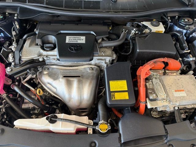 Toyota Camry Hybrid Vehicle Full-screen Gallery Image 27