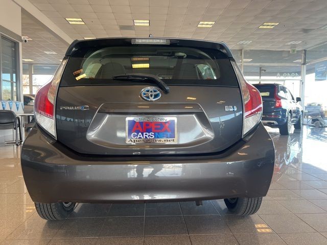 Toyota Prius c Vehicle Full-screen Gallery Image 08