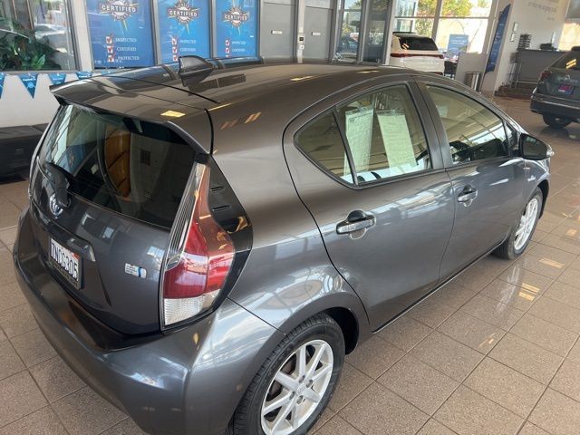 Toyota Prius c Vehicle Full-screen Gallery Image 38