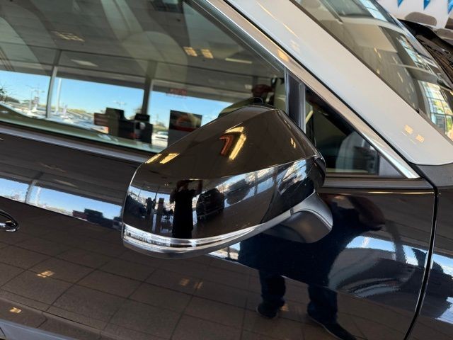 Toyota RAV4 Vehicle Full-screen Gallery Image 11