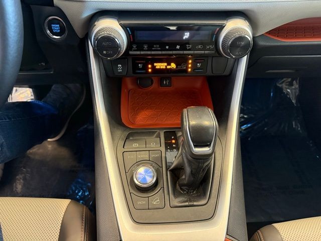 Toyota RAV4 Vehicle Full-screen Gallery Image 15