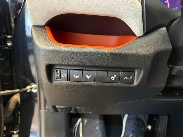 Toyota RAV4 Vehicle Full-screen Gallery Image 18