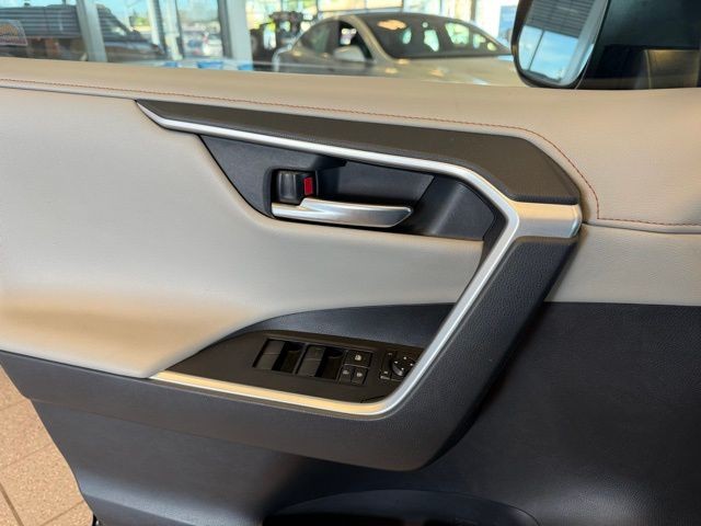 Toyota RAV4 Vehicle Full-screen Gallery Image 19