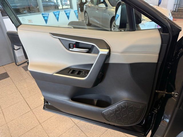 Toyota RAV4 Vehicle Full-screen Gallery Image 20