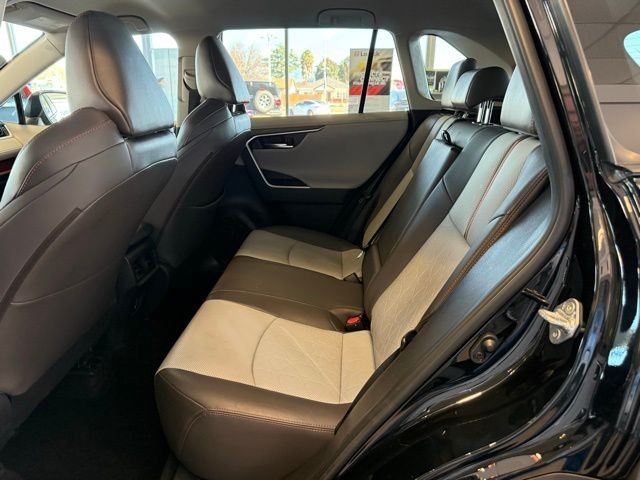 Toyota RAV4 Vehicle Full-screen Gallery Image 21