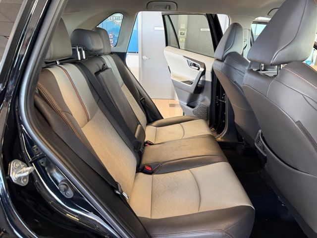 Toyota RAV4 Vehicle Full-screen Gallery Image 23