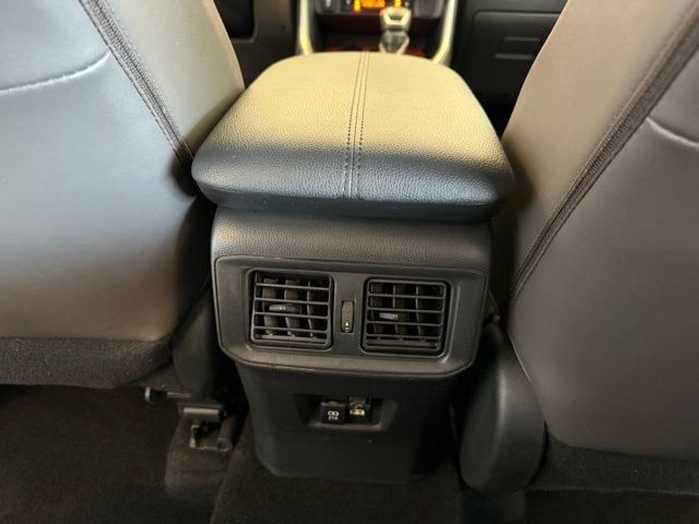 Toyota RAV4 Vehicle Full-screen Gallery Image 24