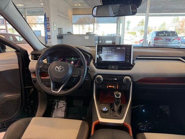 Toyota RAV4 Vehicle Full-screen Gallery Image 25