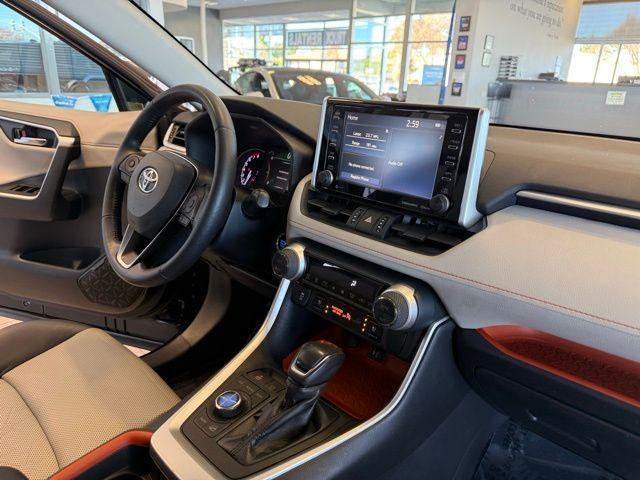 Toyota RAV4 Vehicle Full-screen Gallery Image 27