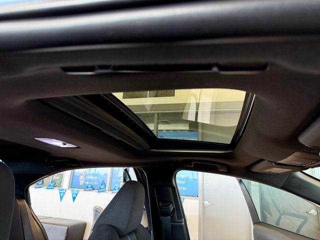 Toyota Corolla Vehicle Full-screen Gallery Image 23