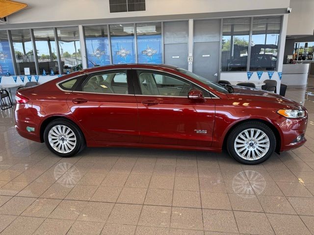 Ford Fusion Energi Vehicle Full-screen Gallery Image 02